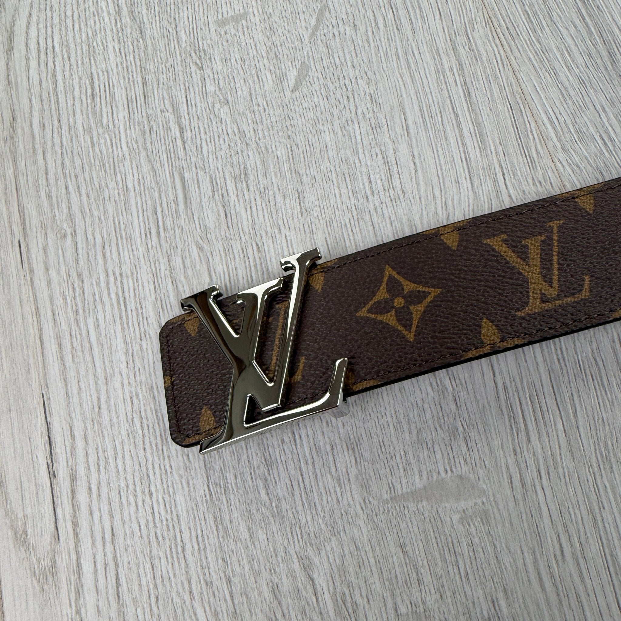 Louis Vuitton Men’s Reversible Brown Monogram / Black 40MM Silver Belt - Morely TrendsLouis Vuitton Type here:)
