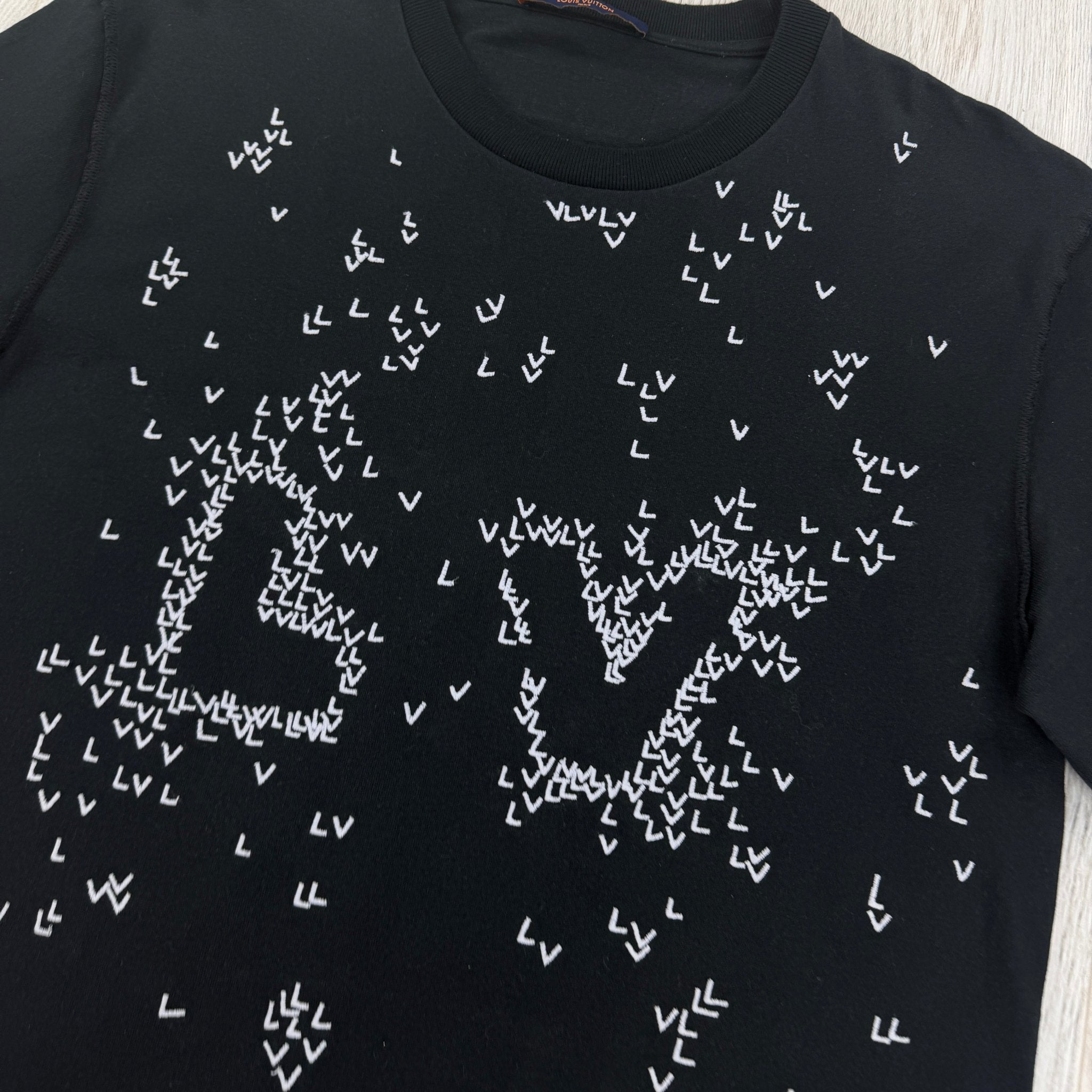 Louis Vuitton Men’s LV Spread Embroidery Black T-Shirt - XL - Morely TrendsLouis Vuitton Type here:)