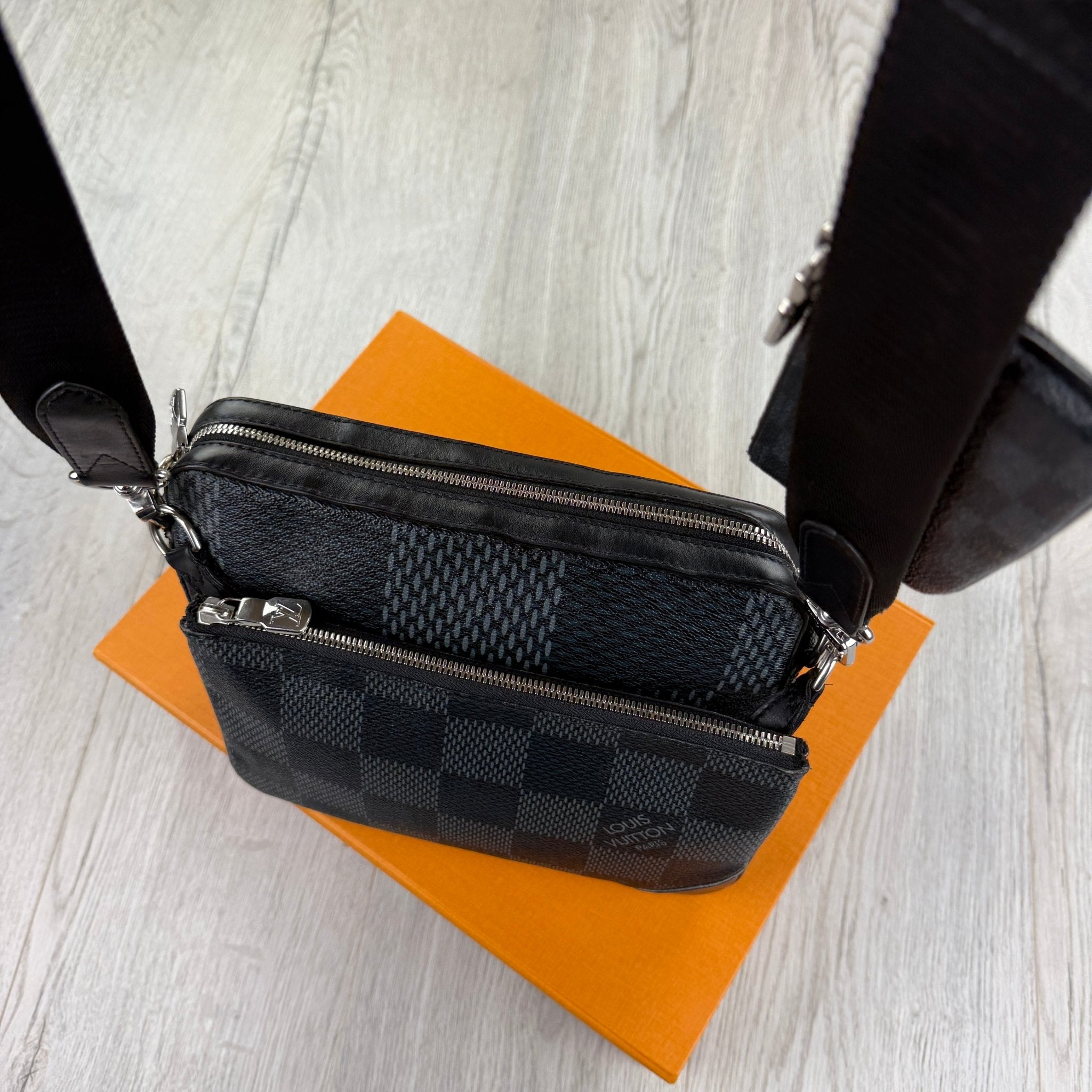 Louis Vuitton Men’s Damier Trio Messenger Bag - Morely TrendsLouis Vuitton Type here:)