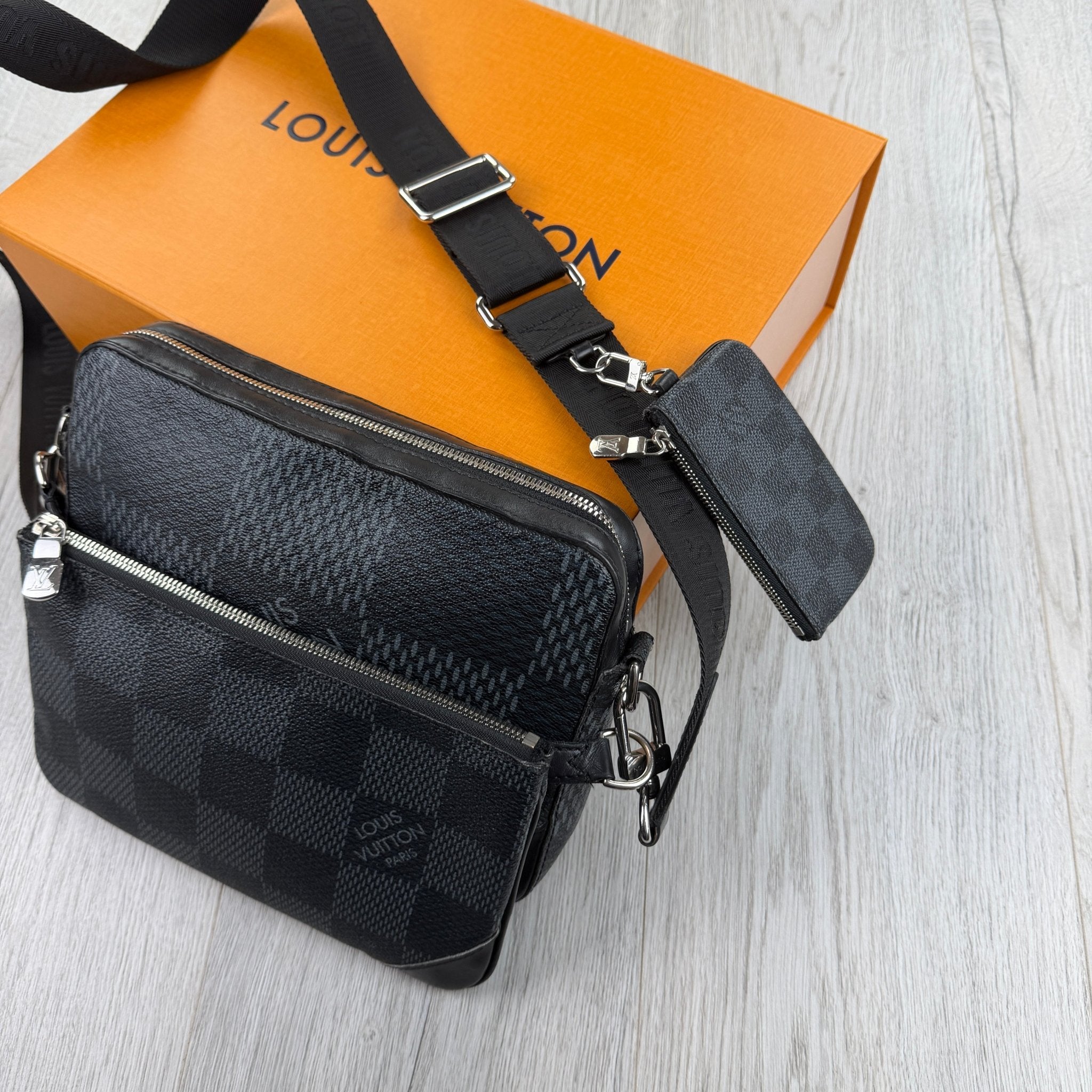 Louis Vuitton Men’s Damier Trio Messenger Bag - Morely TrendsLouis Vuitton Type here:)