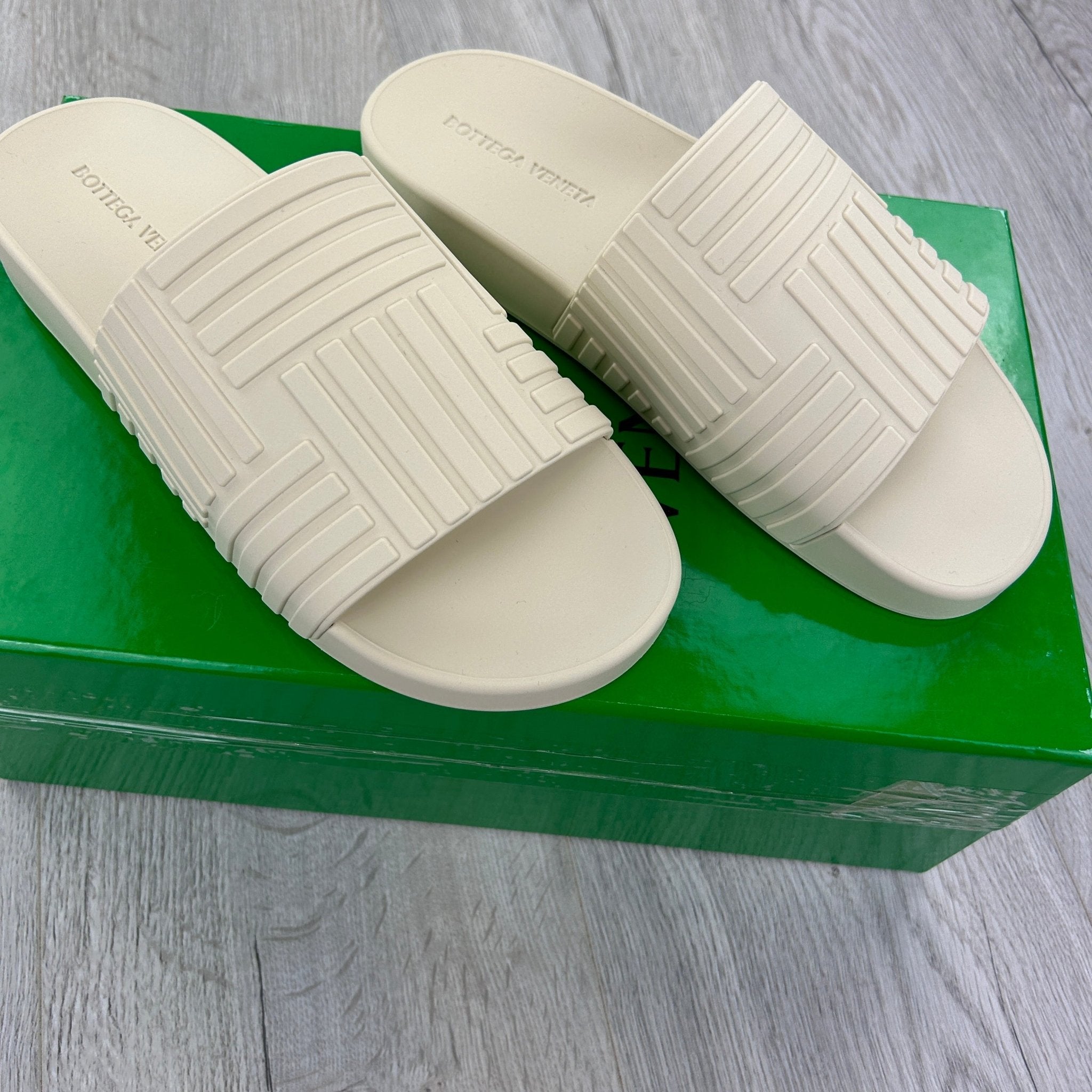 Bottega Veneta Women’s Cream Slides - Uk 5 - Morely TrendsBottega Veneta Type here:)