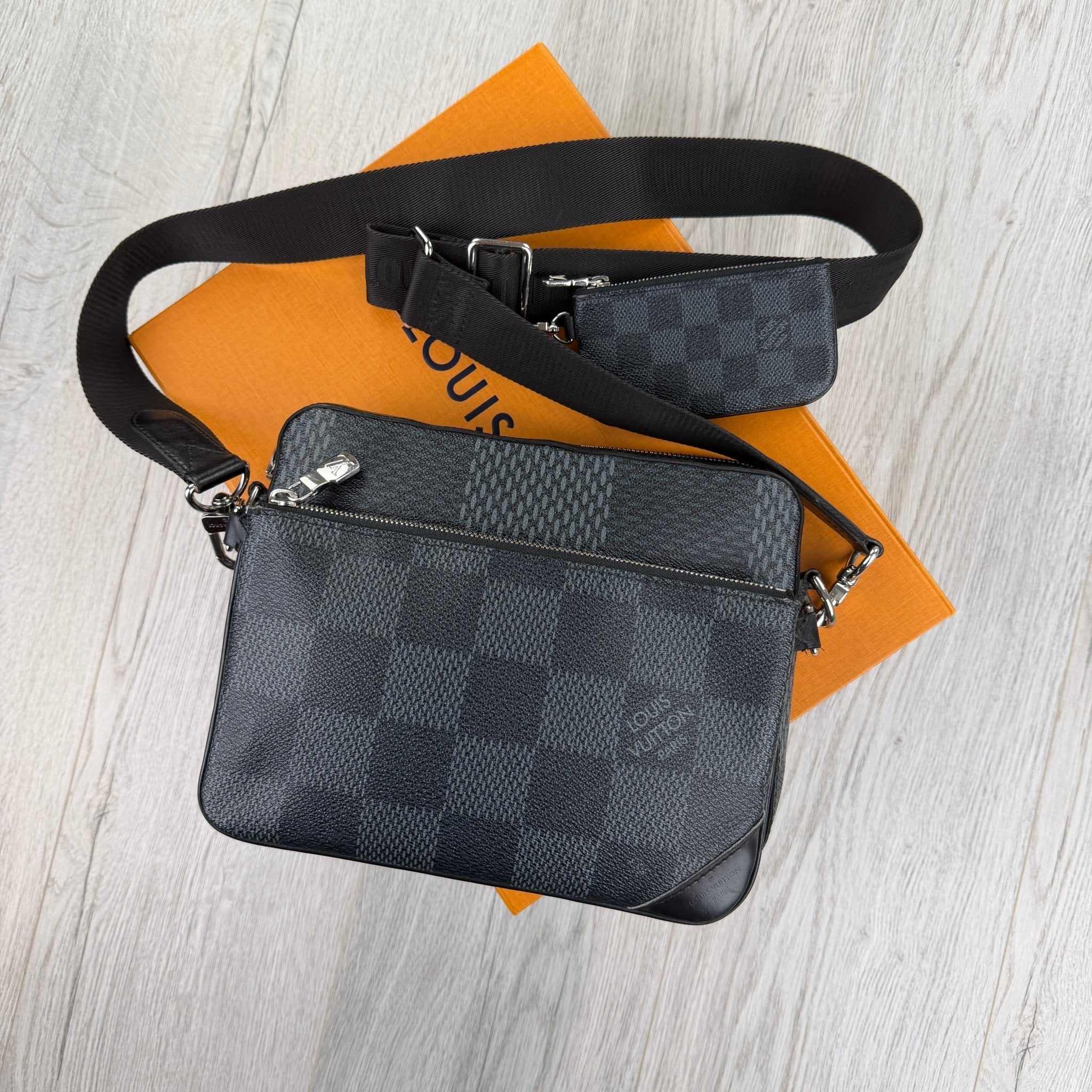 Louis Vuitton Men’s Damier Trio Messenger Bag - Morely TrendsLouis Vuitton Type here:)
