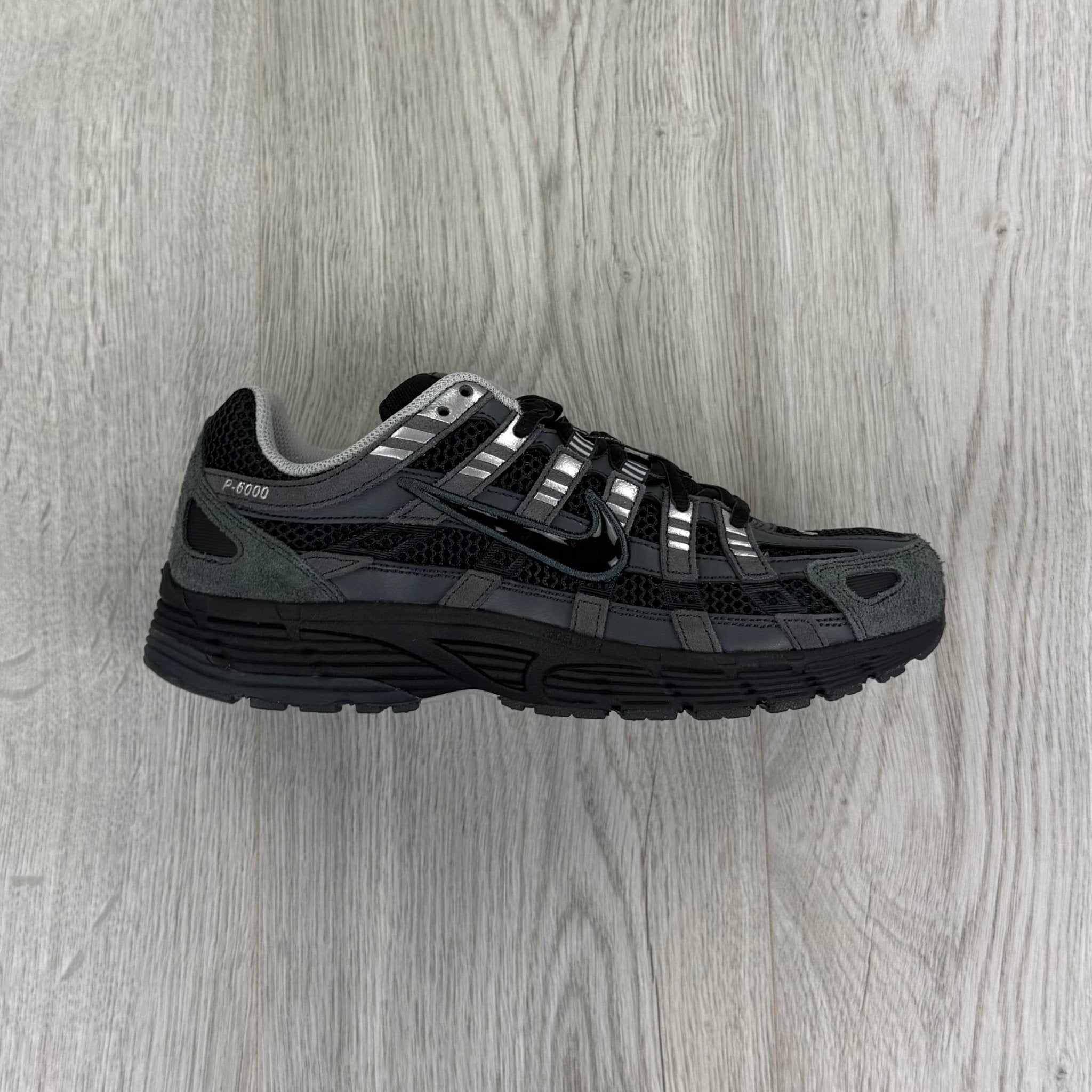 Nike P-6000 Men’s Anthracite Black/Chrome Trainers - Morely TrendsNike Type here:)