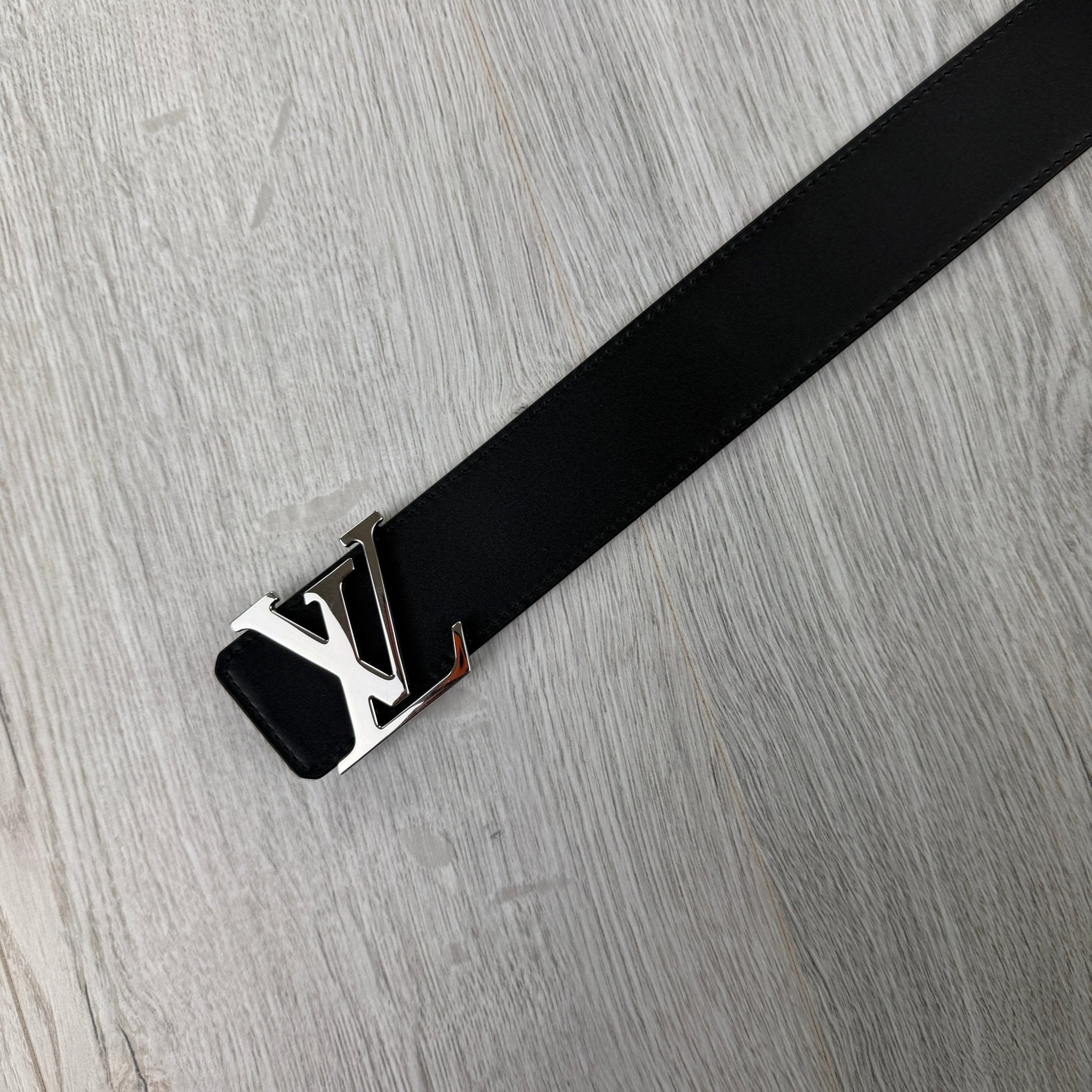 Louis Vuitton Men’s Reversible Brown Monogram / Black 40MM Silver Belt - Morely TrendsLouis Vuitton Type here:)