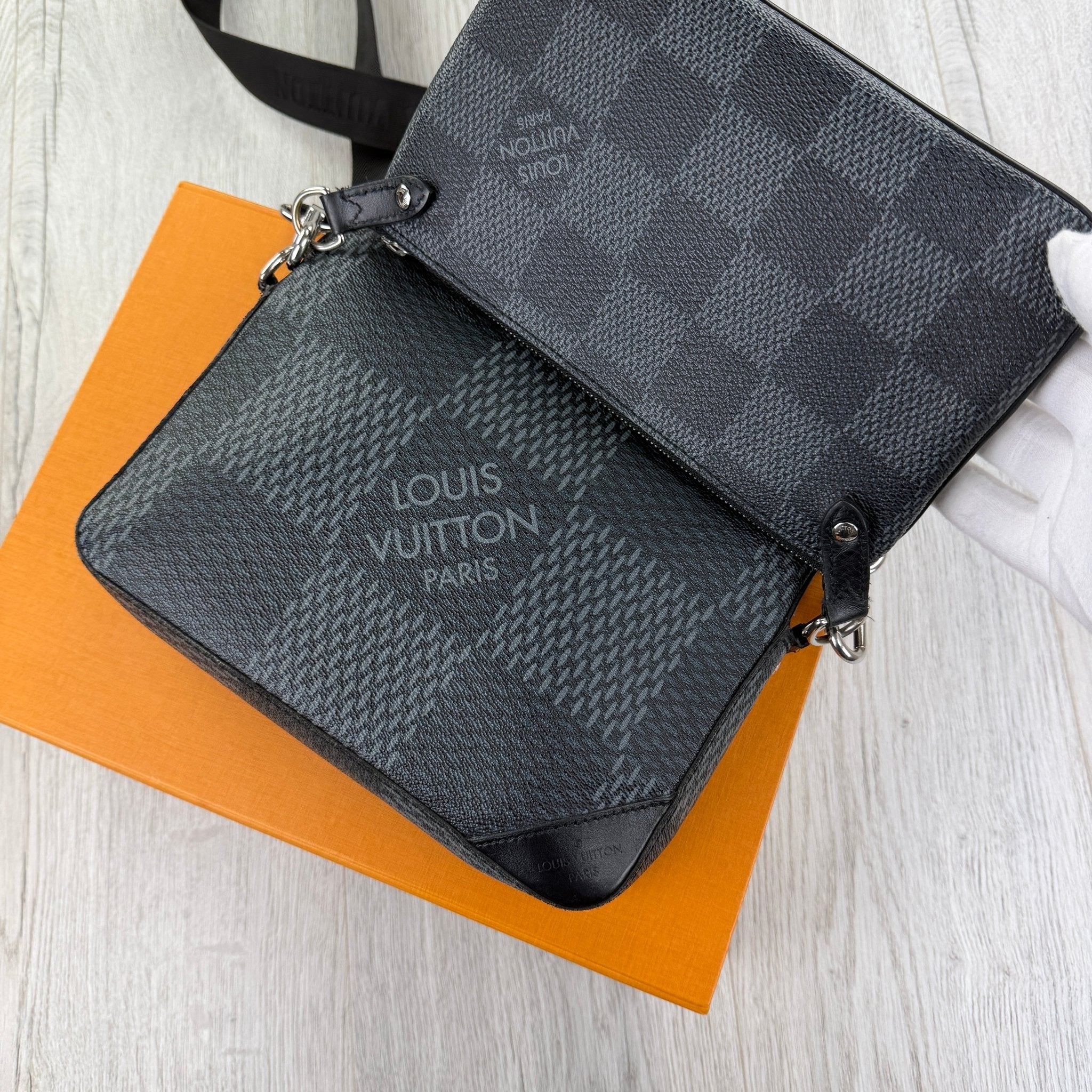 Louis Vuitton Men’s Damier Trio Messenger Bag - Morely TrendsLouis Vuitton Type here:)
